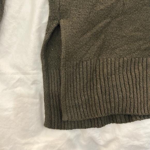 Olive green V-neck sweater - Picture 3 of 4